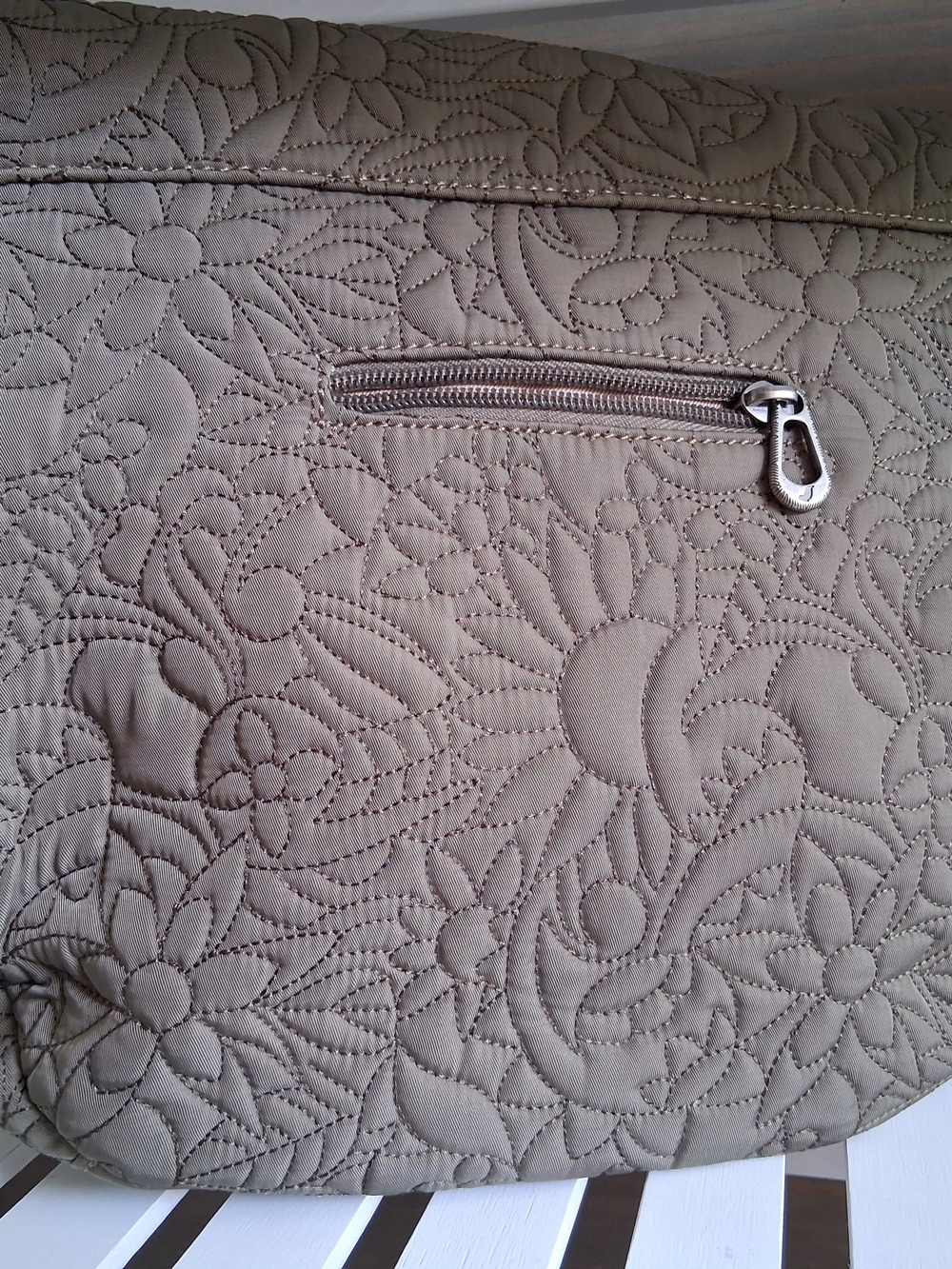 Sakroots Quilted Crossbody Bag - Taupe Floral Repreve Eco-Friendly
🌿 Sakroots - Picture 4 of 11